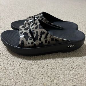 OOFOS Black and Gray Leopard Print Sandals